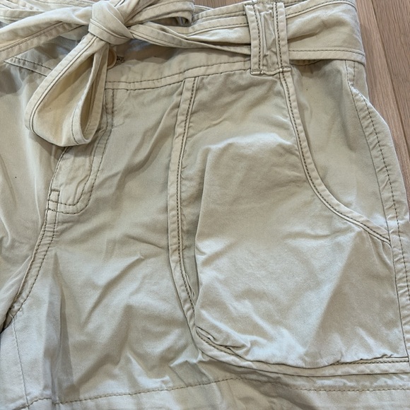 Club Monaco women’s beige shorts. size 2. 100% cotton - Picture 4 of 7